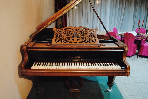 Продам антикварний австрійський рояль Gebrüder Stingl Wien 7