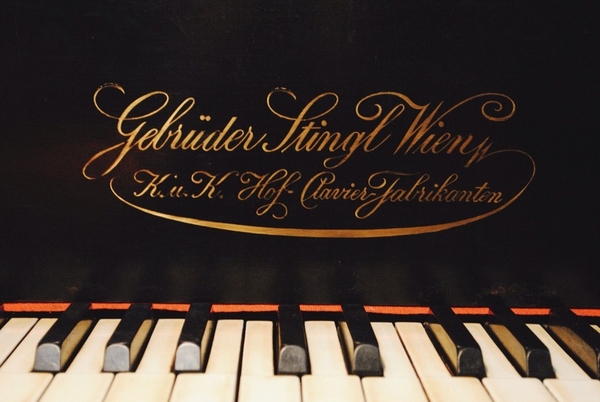 Продам антикварний австрійський рояль Gebrüder Stingl Wien 6